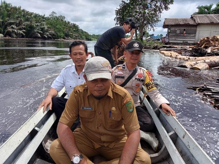Susuri Sungai, Bhabinkamtibmas Bersama Kades Teluk Sungka Sosialisasikan Pemilu Damai 2024